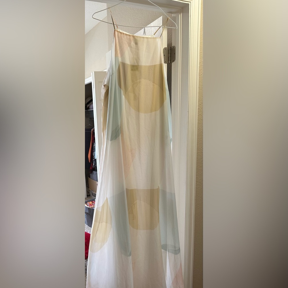 Super cute and super light maxi style dress. Never worn. Size 22/24.